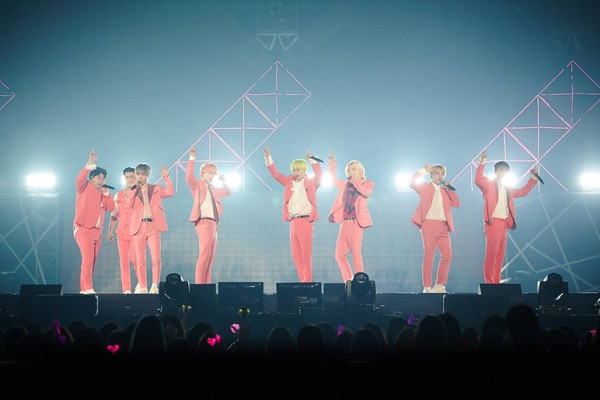 Super Junior穿着桃红色服装巡场，银赫亮黄色“网球头”超显眼。